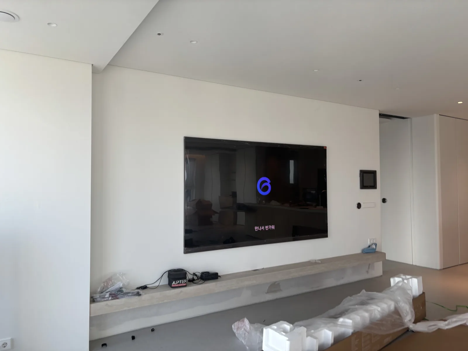 부자TV 벽걸이TV 시공 사진 — 촬영 현장 고양 탄현동 일산두산위브더제니스 — 타공 · TCL 98인치 · 매립장 · 반매립장