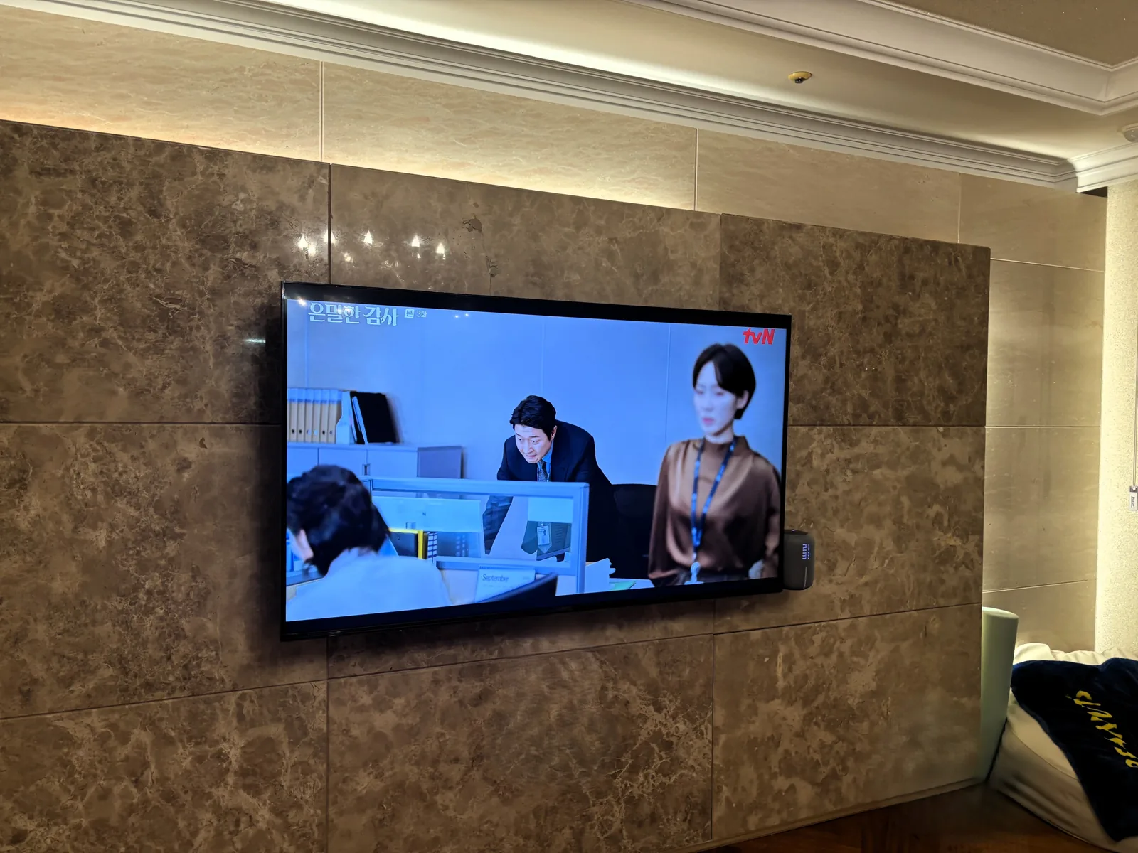 서울 서초구 반포동 대리석 벽면 85인치 시공