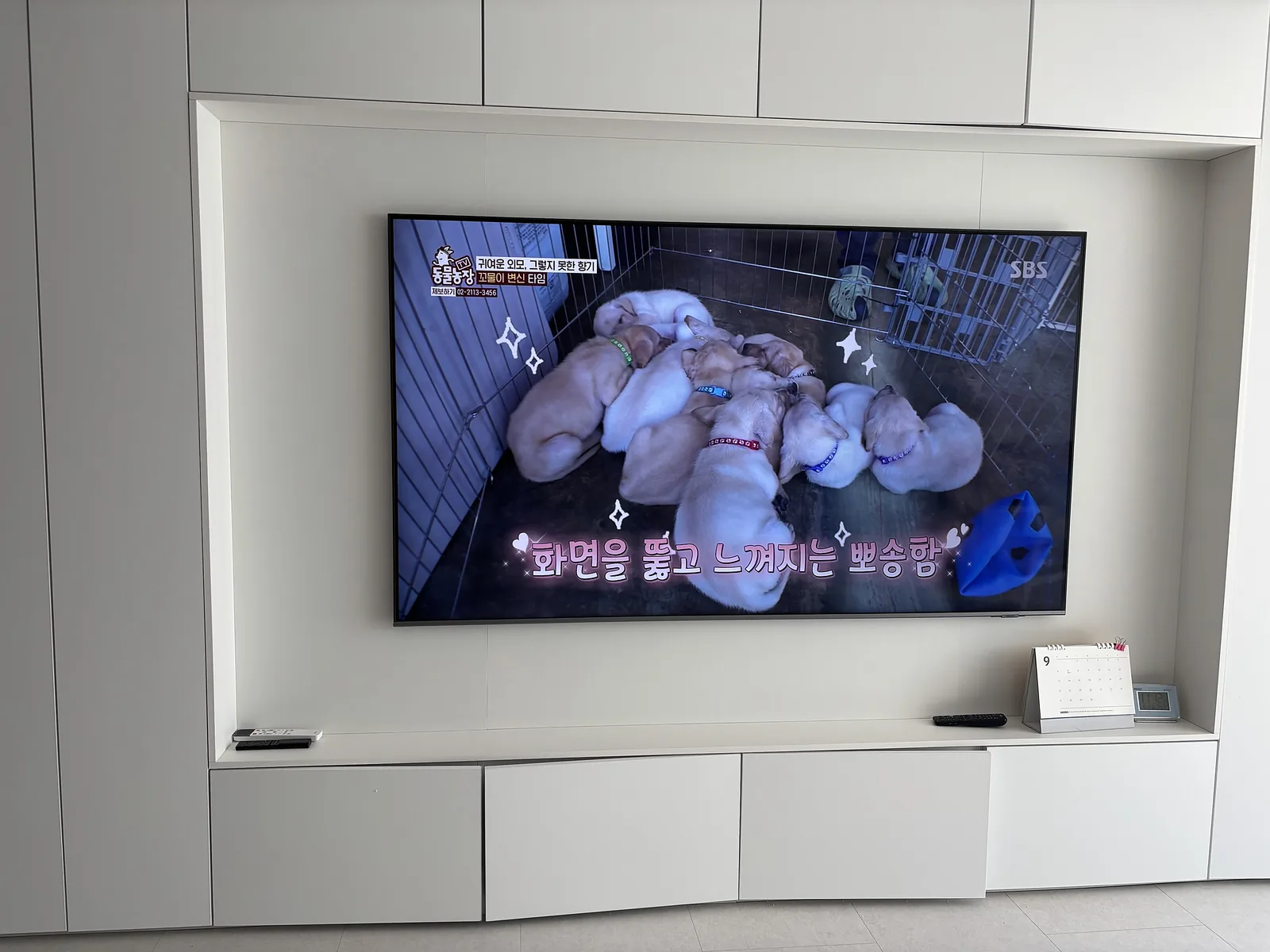 서울 성북구 삼선동 타공 거실 붙박이 벽장에 맞춰 정리한 타공 벽걸이TV 시공