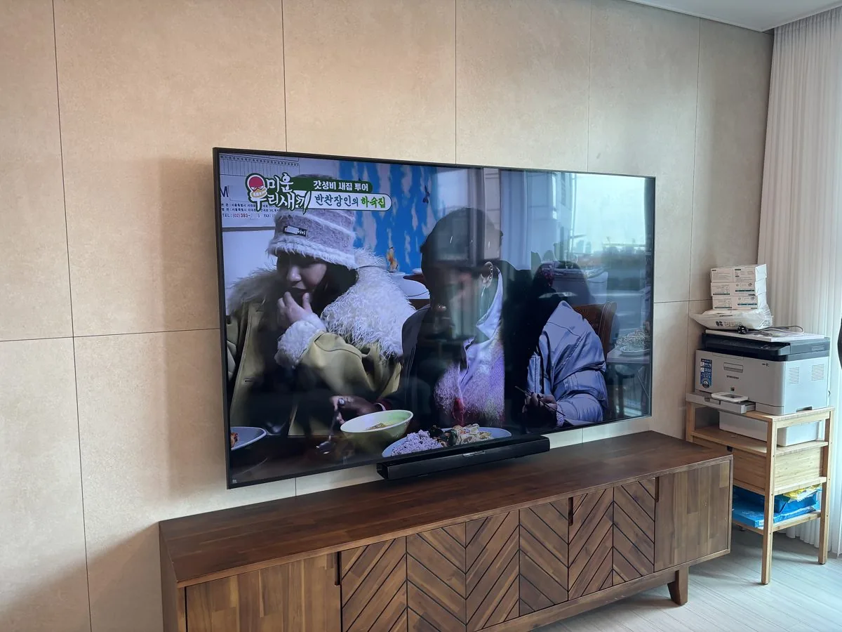 아트월 — 벽걸이TV 실제 시공 사진 (촬영 현장 서울 광진구 구의동 강변역센트럴아이파크)