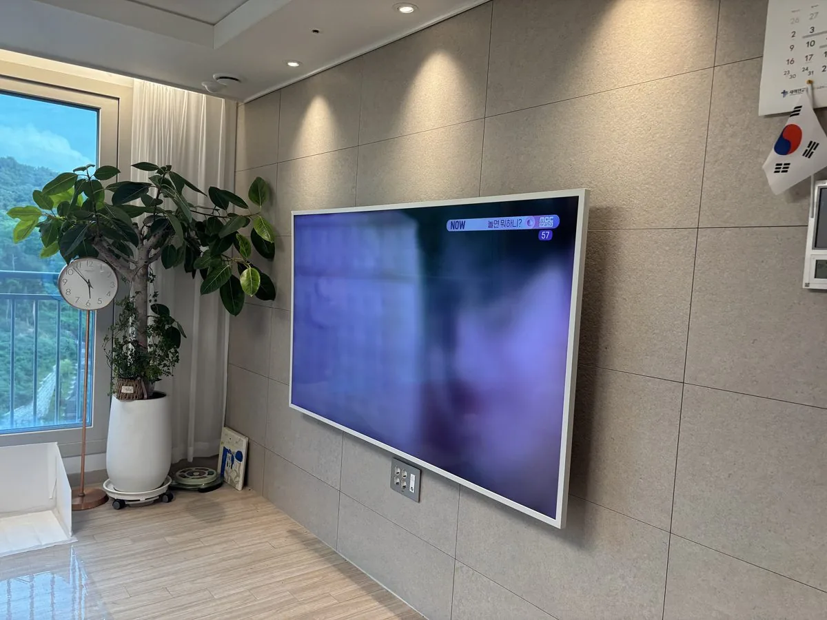 최종 잠금 확인 — 벽걸이TV 실제 시공 사진 (촬영 현장 용인 기흥구 구성동 힐스테이트구성)