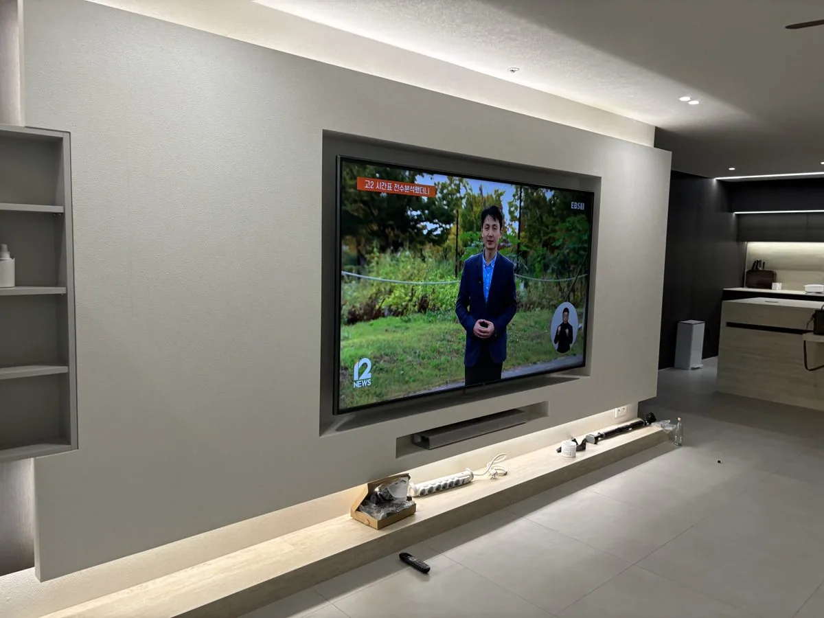 벽체 고정형 — 벽걸이TV 실제 시공 사진 (촬영 현장 서울숲아이파크아파트)